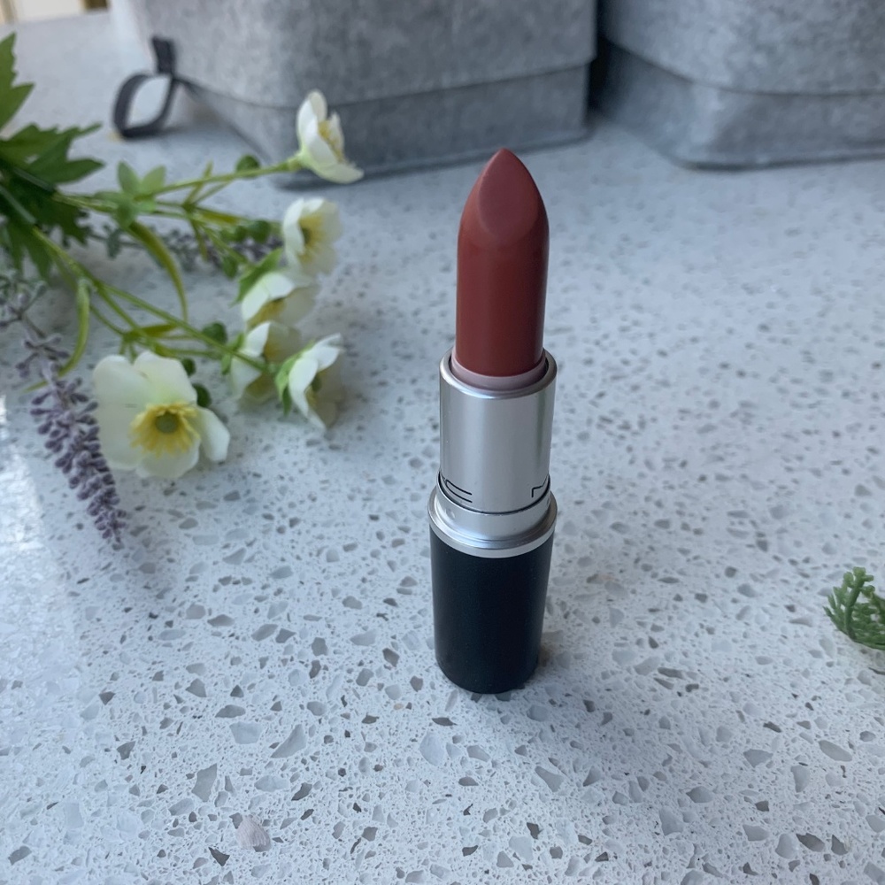 MAC Lipstick Persistence